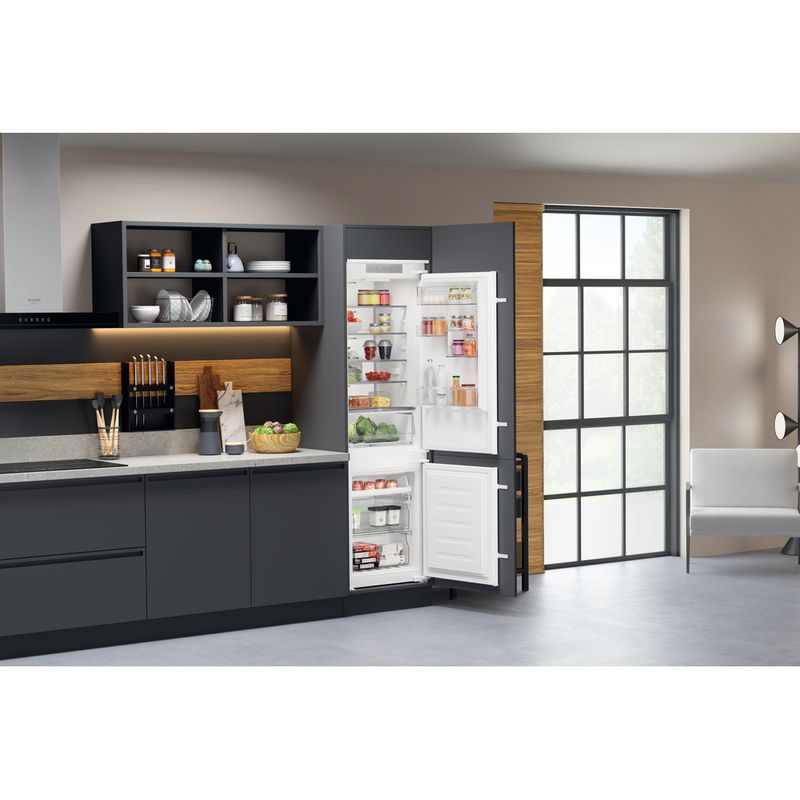 Hotpoint_Ariston-Комбинированные-холодильники-Встраиваемая-HAC18-T311-Белый-2-doors-Lifestyle-perspective-open