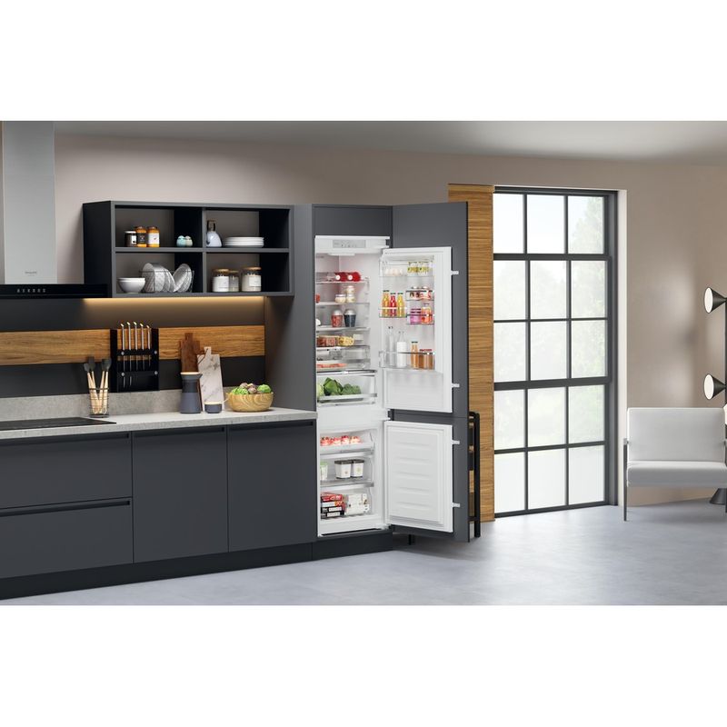 Hotpoint_Ariston-Комбинированные-холодильники-Встраиваемая-HAC18-T563-Белый-2-doors-Lifestyle-perspective