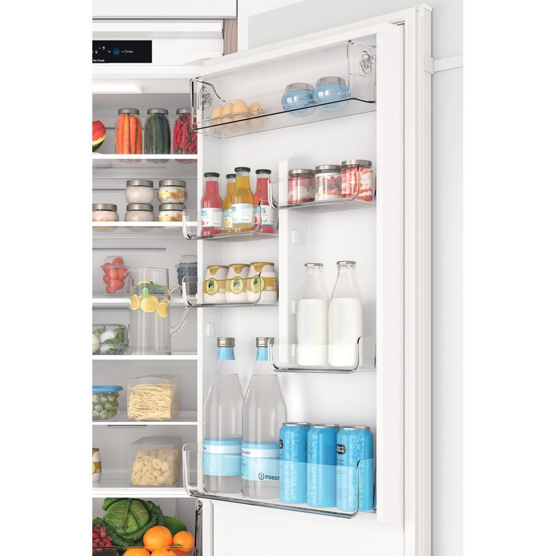 Indesit-Холодильник-с-морозильной-камерой-Встраиваемый-INC20-T321-EU-Белый-2-doors-Lifestyle-detail