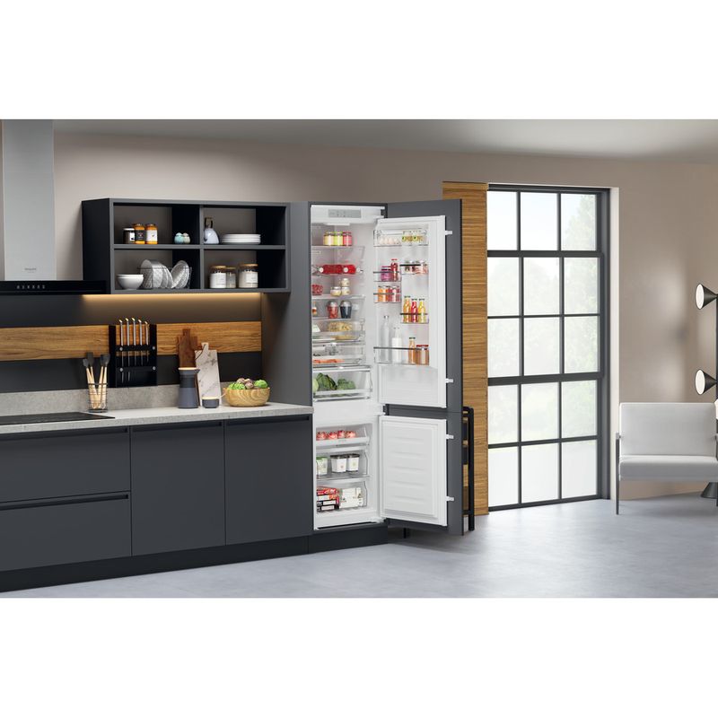 Hotpoint_Ariston-Комбинированные-холодильники-Встраиваемая-HAC20-T563-EU-Белый-2-doors-Lifestyle-perspective-open